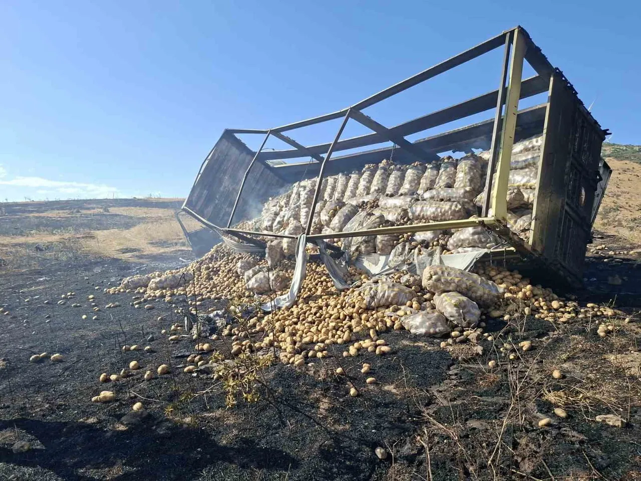 AFYONKARAHİSAR’DA PATATES YÜKLÜ KAMYONUN BALATALARININ AŞIRI ISINMASI SONUCU ÇIKAN YANGINDA ARAÇ...
