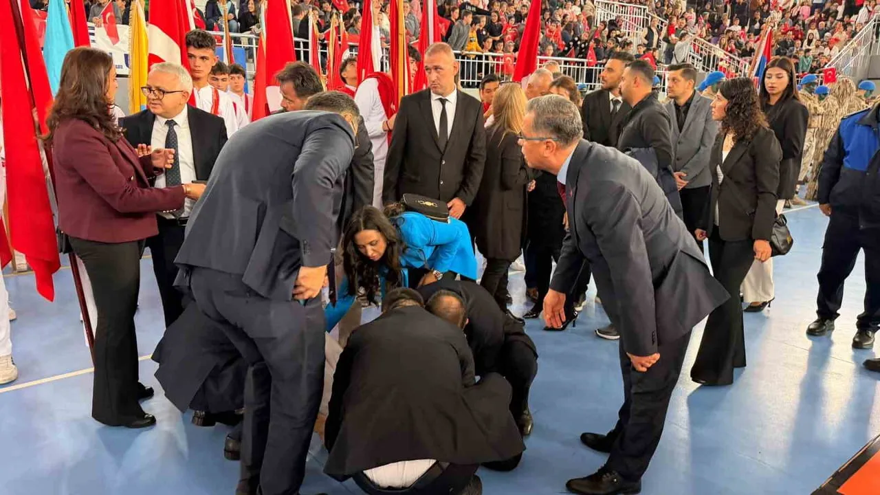 AFYONKARAHİSAR’DA DÜZENLENEN 29 EKİM CUMHURİYET BAYRAMI KUTLAMALARI SIRASINDA BAYRAK TAŞIYAN BİR...