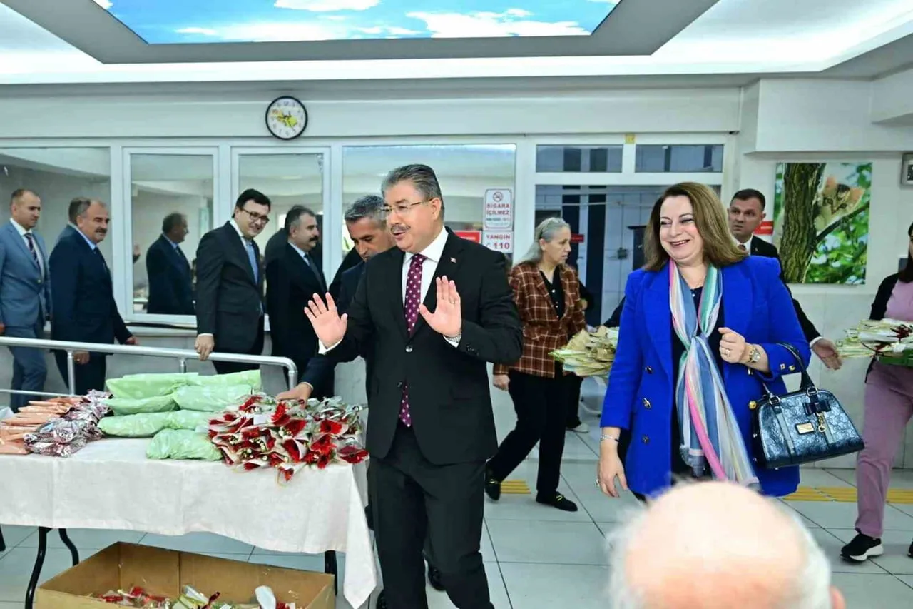 ESKİŞEHİR VALİSİ DR. ERDİNÇ YILMAZ VE EŞİ DOÇ. DR. ŞENAY YILMAZ, 1 EKİM DÜNYA YAŞLILAR GÜNÜ...