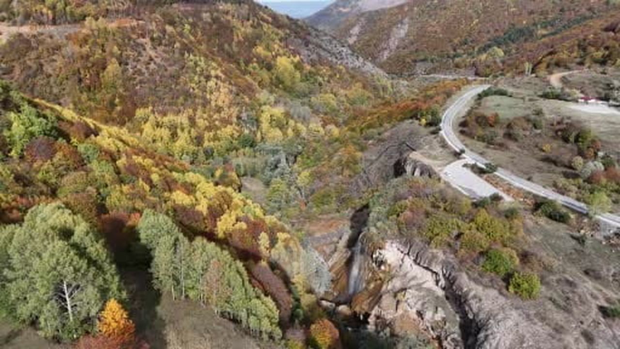 Dipsiz Göl ve Şelalesi’nde sonbahar manzaraları görenleri mest ediyor