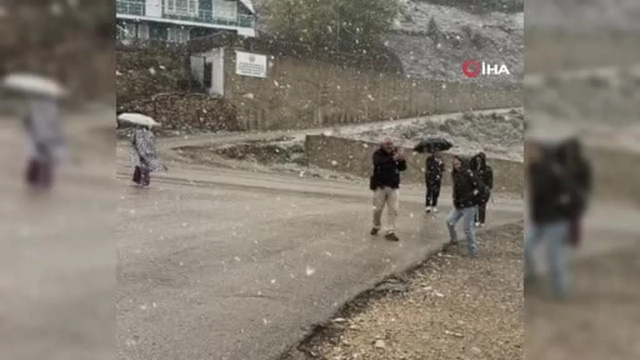 Bolu'da mevsimin ilk karı Yedigöller yoluna düştü: Zirve beyaza büründü