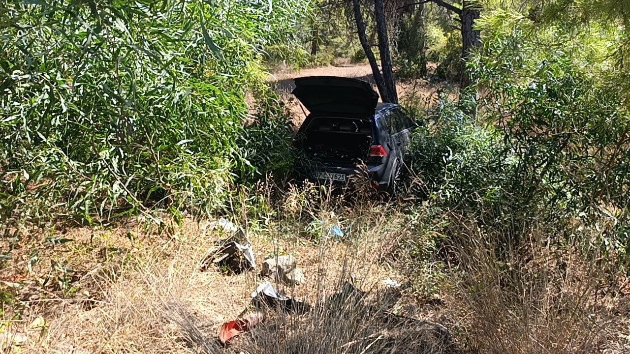 ANTALYA'NIN MANAVGAT İLÇESİNDE KONTROLDEN ÇIKAN OTOMOBİLİN ÖNÜNDE SEYREDEN OTOMOBİLE ARKADAN...