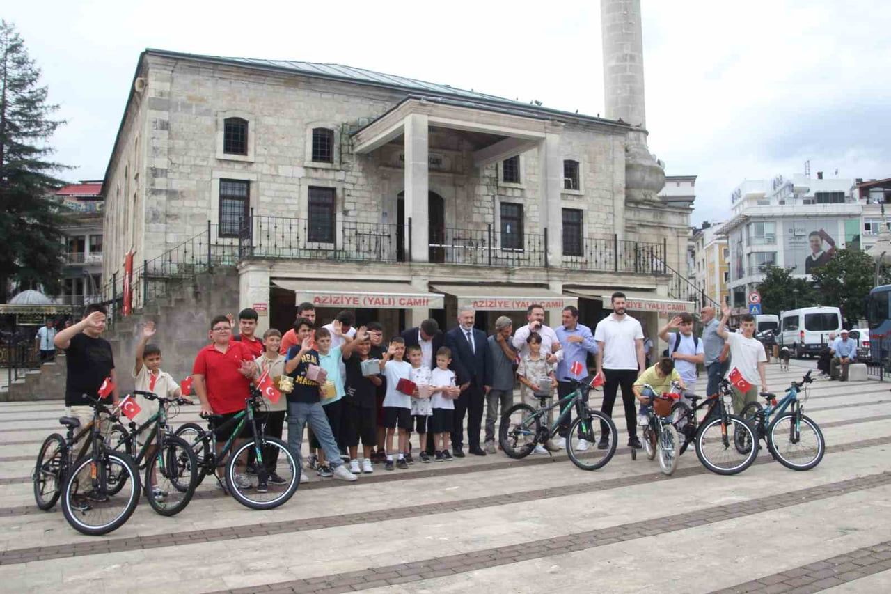 ORDU'NUN ALTINORDU İLÇESİNDEKİ AZİZİYE YALI CAMİSİ'NDE DÜZENLENEN YAZ KUR'AN KURSUNUN KAPANIŞ...