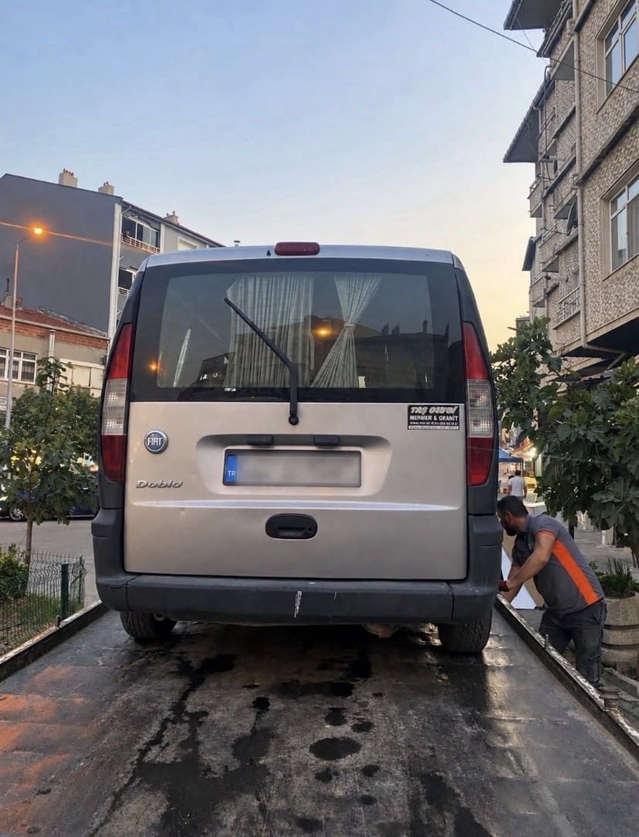 DOBLO MARKA ARAÇTA 14 DÜZENSİZ GÖÇMEN YAKALANDI