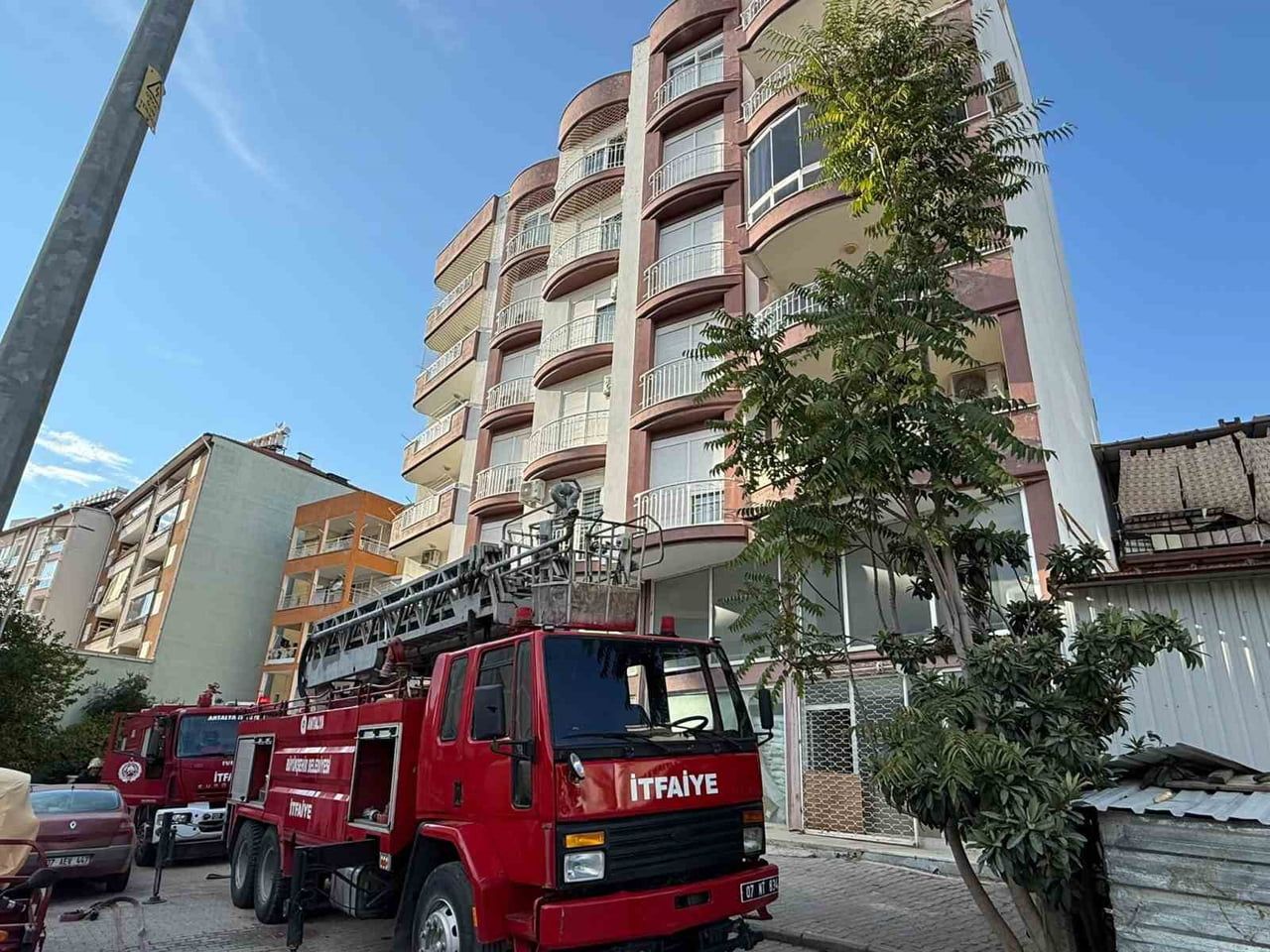 ANTALYA'NIN SERİK İLÇESİNDE BEŞ KATLI BİR APARTMANIN ÜÇÜNCÜ KATINDA ÇIKAN BALKON YANGINI, İTFAİYE...