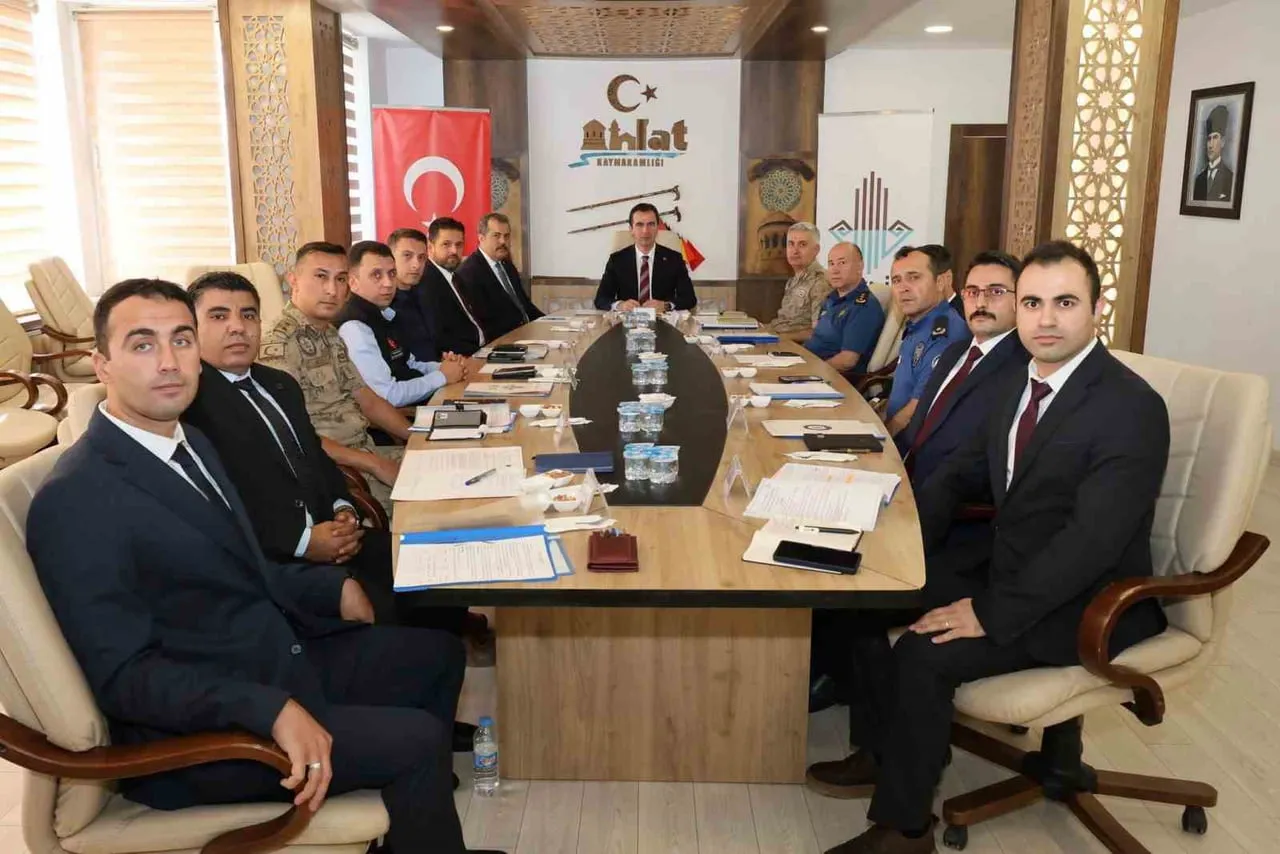 BİTLİS VALİSİ AHMET KARAKAYA BAŞKANLIĞINDA 1071 MALAZGİRT ZAFERİ’NİN YIL DÖNÜMÜ VE 'AHLAT...