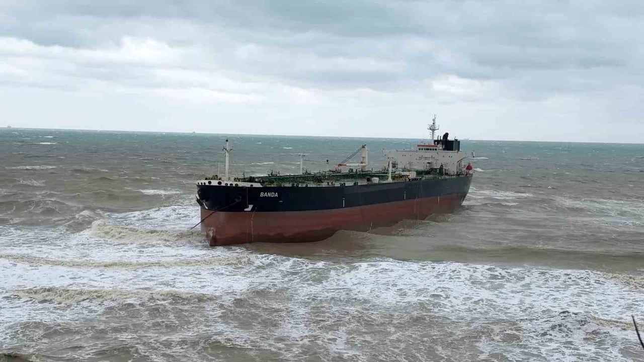 BANDA İSİMLİ HAM PETROL TANKERİ KIYIYA VURDU
