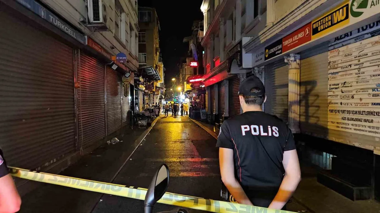FATİH’TE ESNAF KAVGASINDA SİLAHLAR KONUŞTU: 1 ÖLÜ 1 YARALI