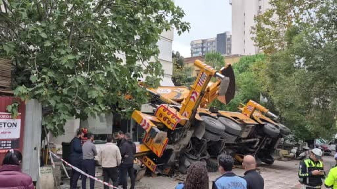 Kadıköy’de devrilen vinç 11 katlı binanın girişine çarptı
