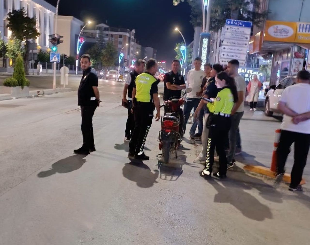 KONYA’NIN KARAPINAR İLÇESİNDE POLİS EKİPLERİ TARAFINDAN İLÇE GENELİNDE HUZUR UYGULAMASI...