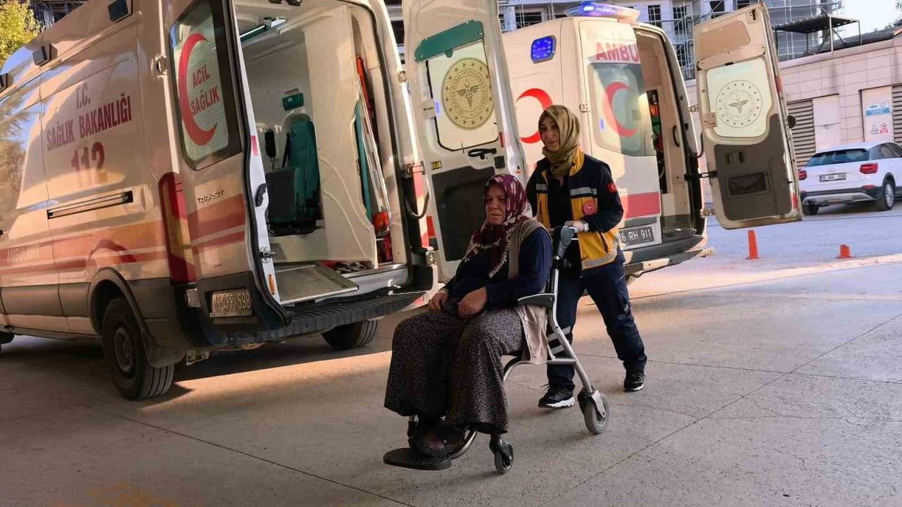 BURSA’NIN İNEGÖL İLÇESİNDE KONTROLDEN ÇIKAN OTOMOBİLİN DERE YATAĞINA YUVARLANDIĞI KAZADA 5 KİŞİ...