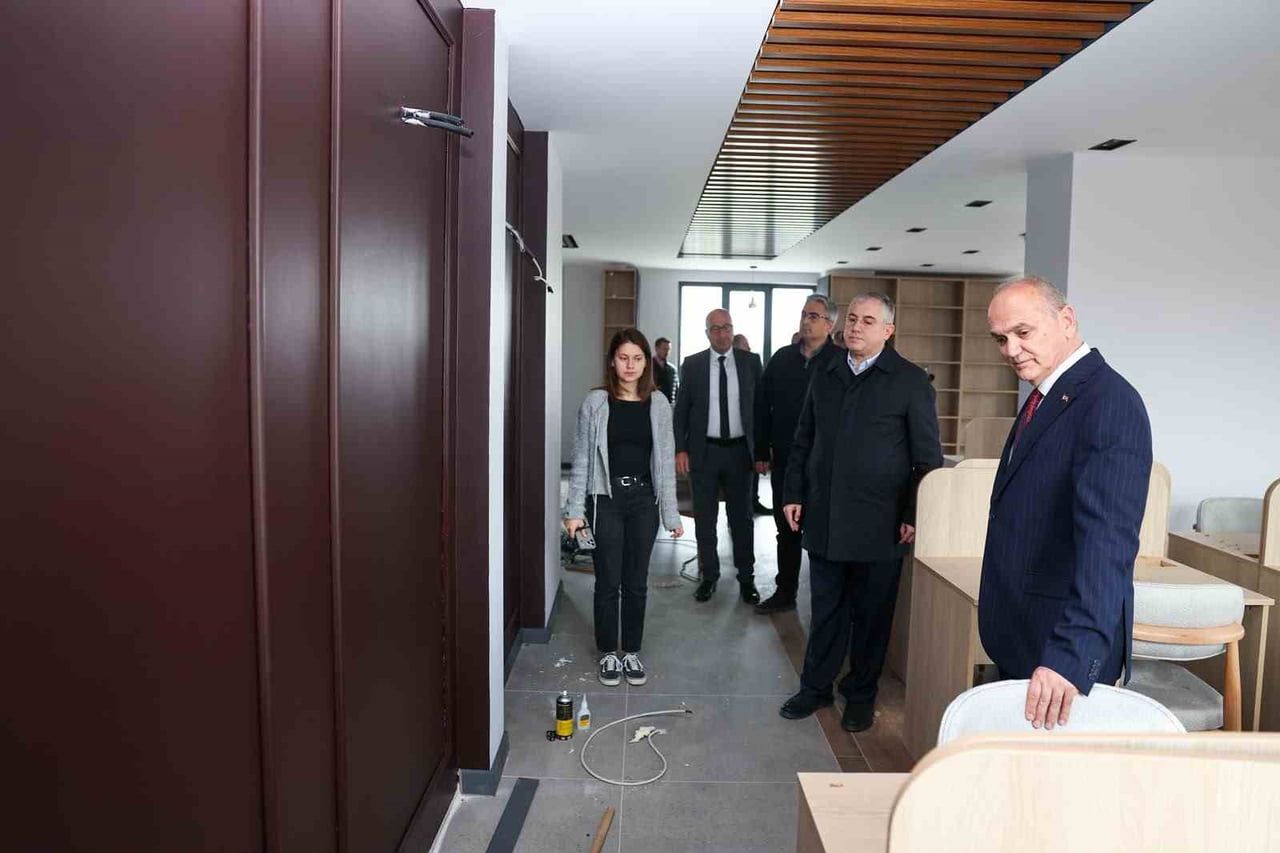 DÜZCE BELEDİYE BAŞKANI DR. FARUK ÖZLÜ, KÜTÜPHANENİN YAPIMINA BÜYÜK KATKI SAĞLAYAN İŞ İNSANI HAKAN...