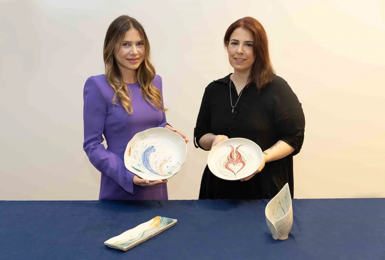 DOÇ. DR. SELİN GENÇTÜRK (SOLDA) İLE DR. DİDEM DÖNMEZ KARAGÖZLER (SAĞDA)