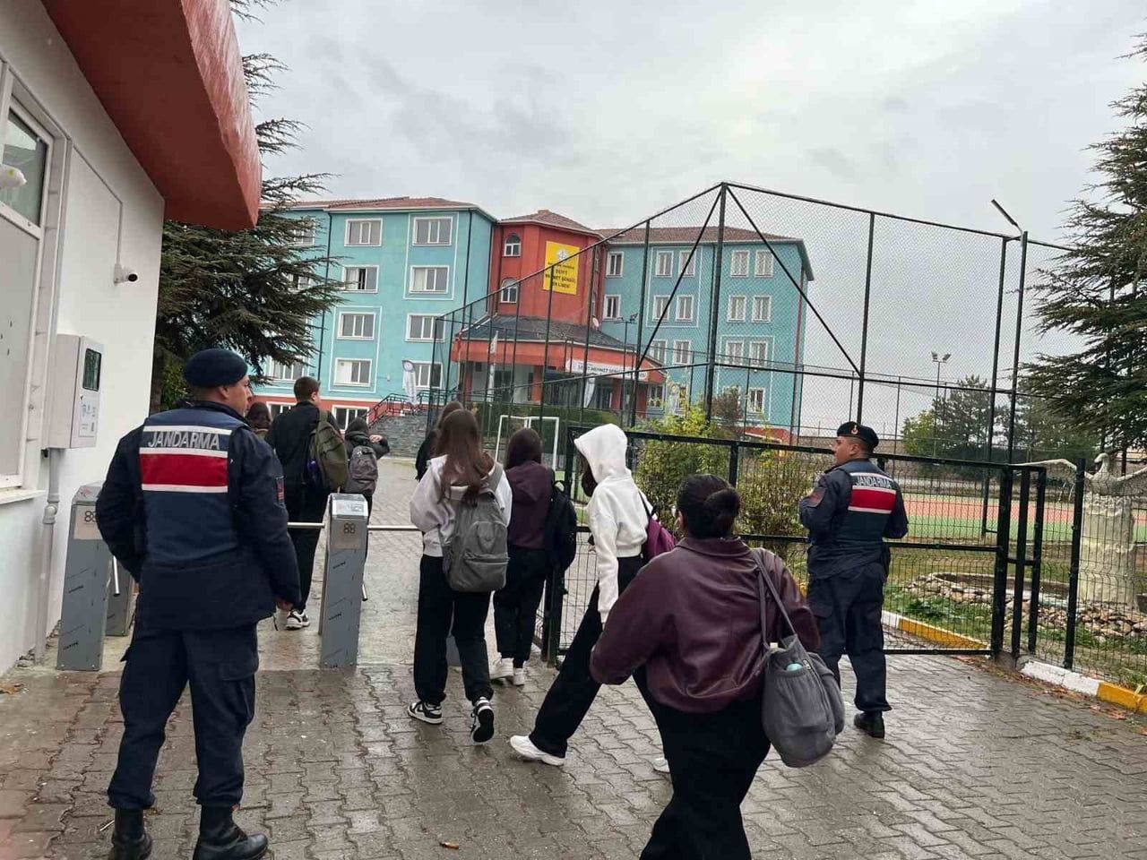 ESKİŞEHİR'DE JANDARMA EKİPLERİNCE OKUL ÇEVRELERİNDE VE SERVİSLERE YÖNELİK DENETİM...