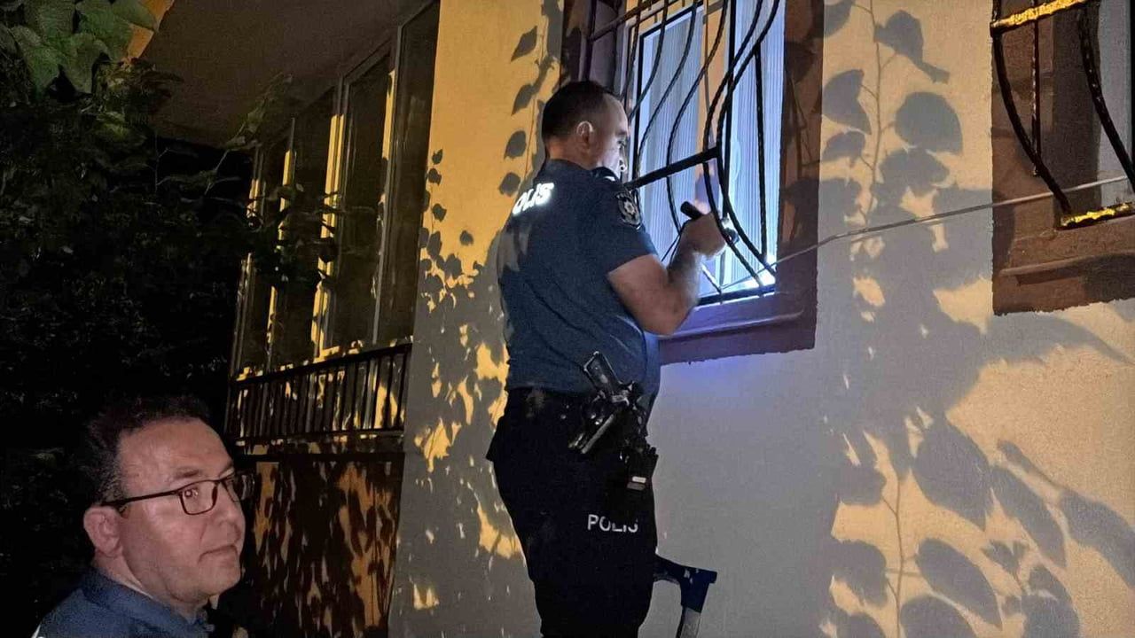 AKSARAY’DA KOMŞULARINDAN HABER ALAMAYAN YAŞLI ÇİFT YAPTIĞI İHBARLA EKİPLERİ ALARMA GEÇİRDİ. SAĞLIK...