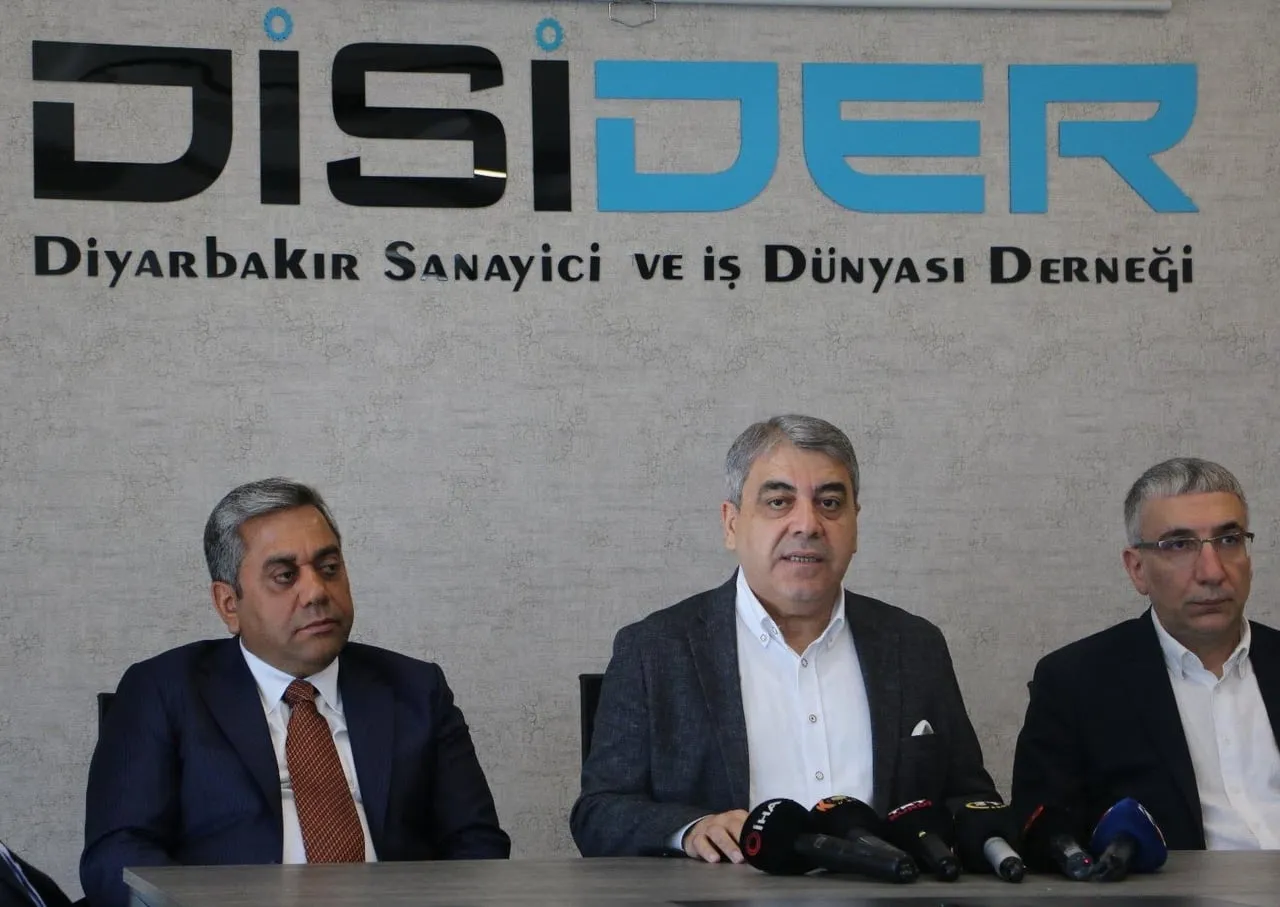 DİSİDER YÖNETİM KURULU BAŞKANI ŞEYHMUS AKBAŞ (ORTADA) AÇIKLAMALARDA BULUNDU