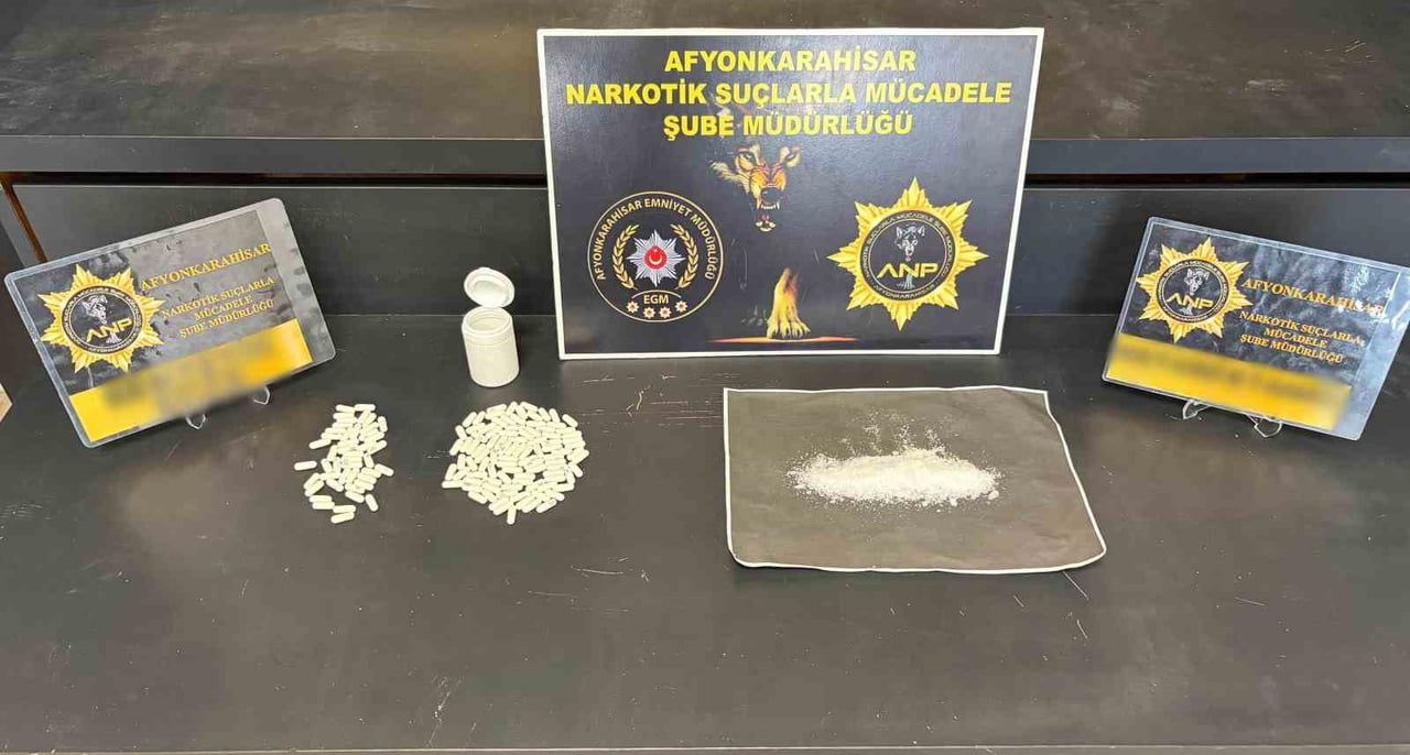 AFYONKARAHİSAR’DA ŞÜPHE ÜZERİNE DURDURULAN BİR OTOMOBİLDE UYUŞTURUCU MADDE İLE YAKALANAN 1 KİŞİ...
