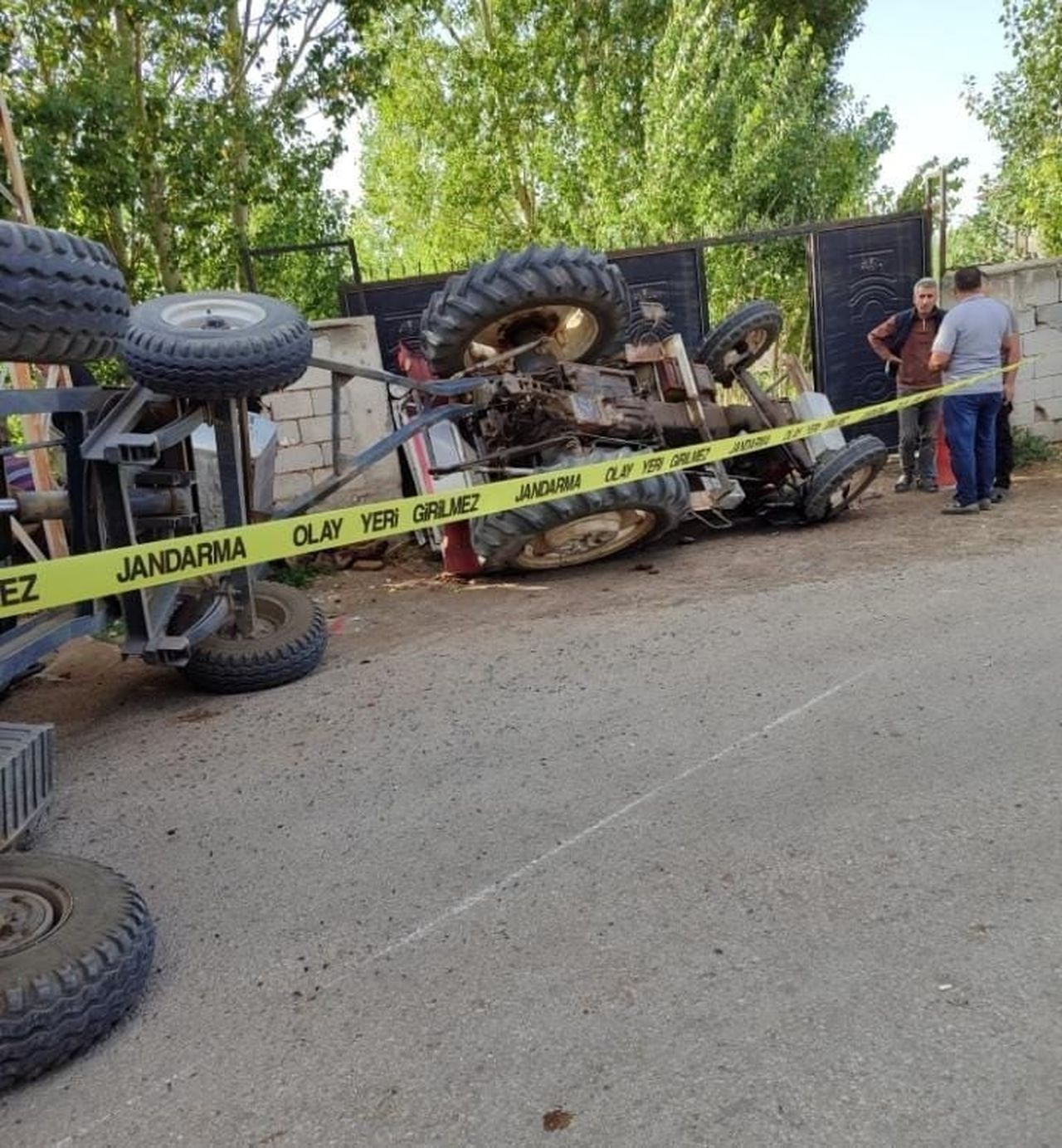 VAN’IN ÖZALP İLÇESİNDE TRAKTÖRÜN DEVRİLMESİ SONUCU 3 KİŞİ YARALANDI.