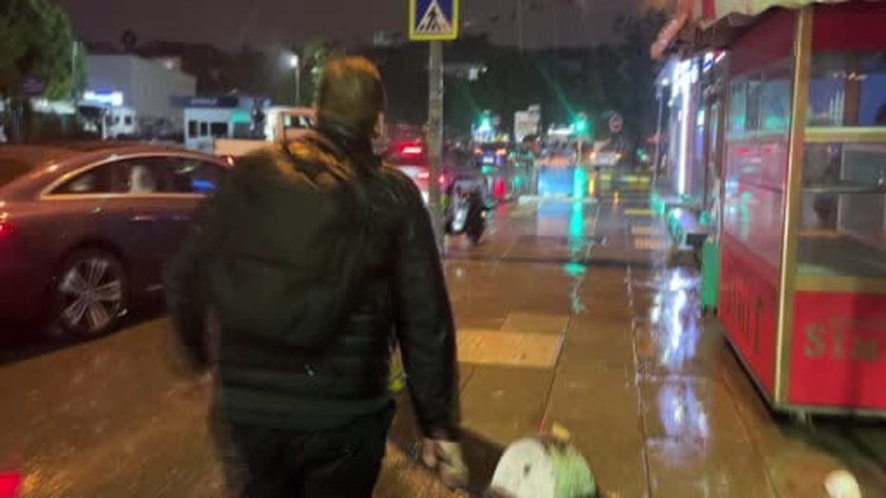 Kadıköy’de sağanak yağış ve fırtına vatandaşlara zor anlar yaşattı
