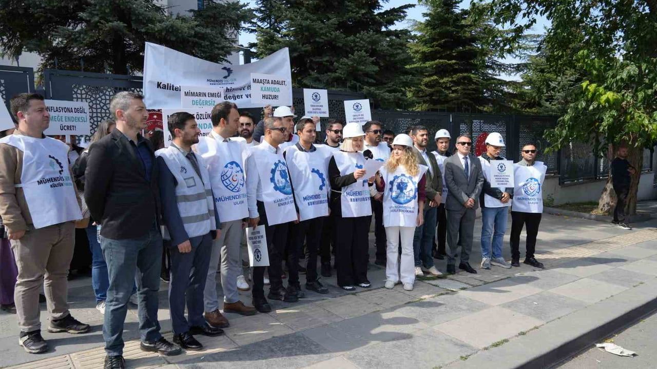 ÇALIŞMA VE SOSYAL GÜVENLİK BAKANLIĞI ÖNÜNDE BİR ARAYA GELEN 'MÜHENDİS TEK-SEN KONFEDERASYONU'...