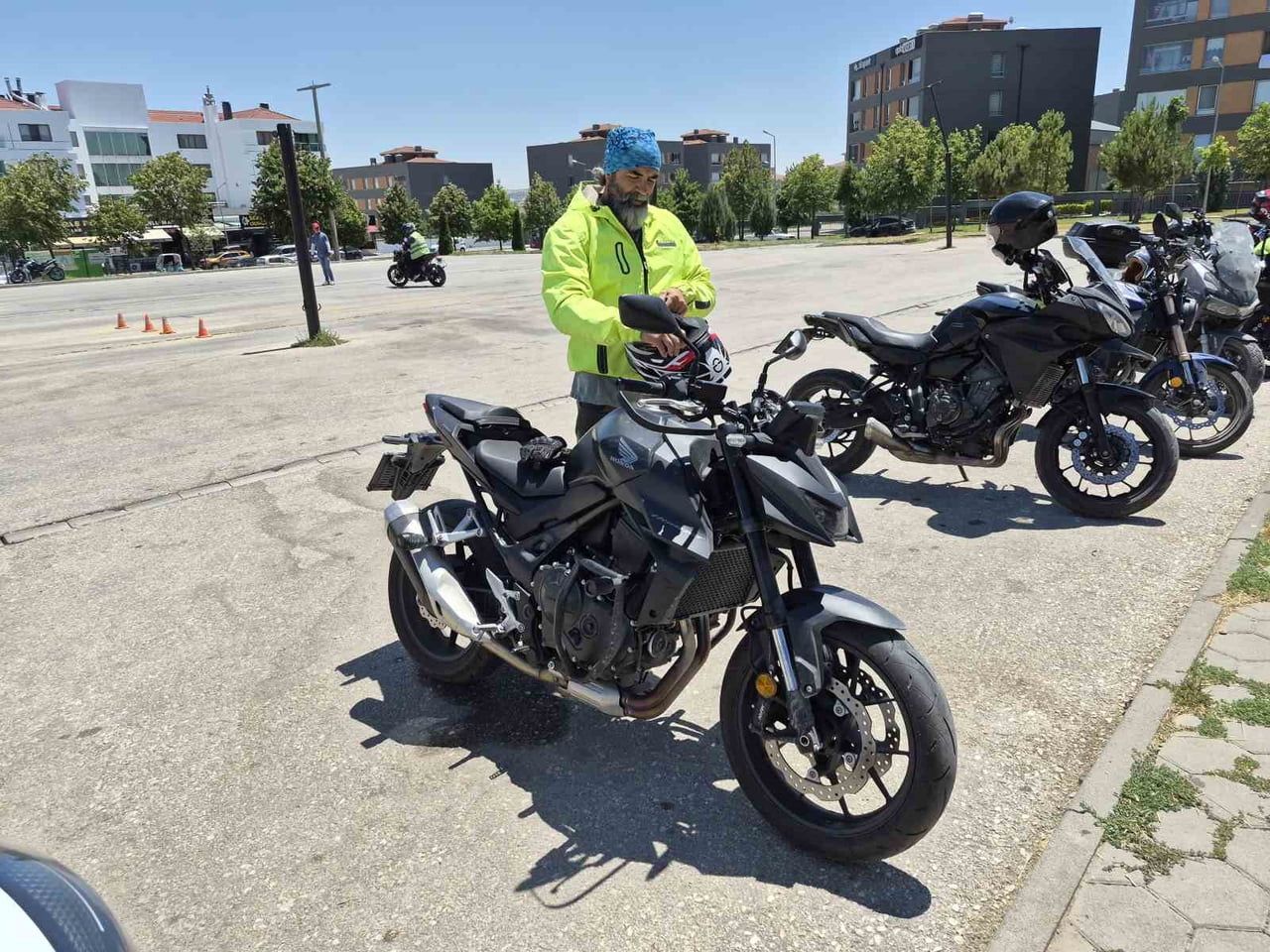 ESKİŞEHİR'DE MOTOSİKLET EĞİTMENİ OLAN HALİL İBRAHİM ÜÇYILMAZ, HAVA SICAK OLDUĞU İÇİN MOTOSİKLET...