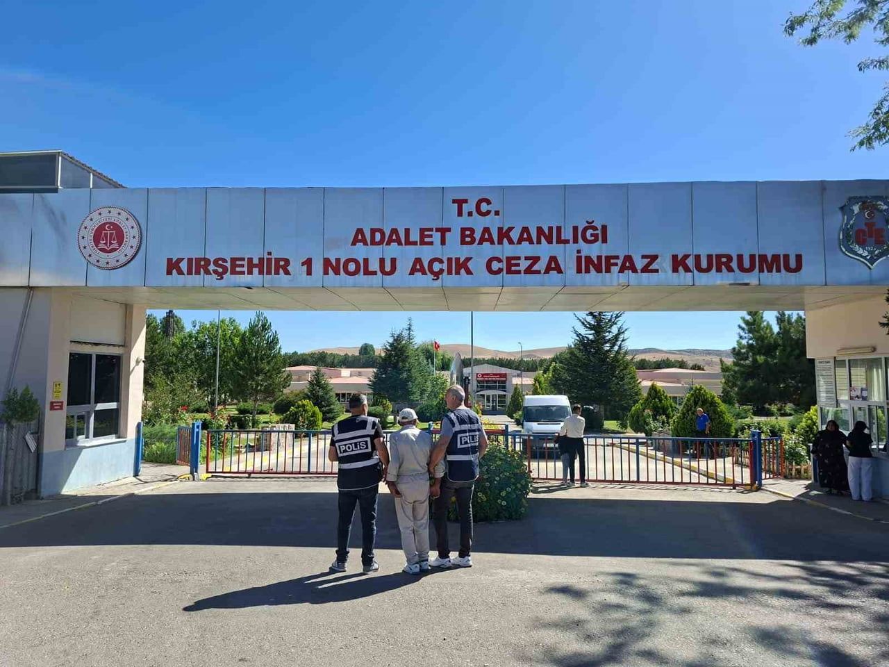 KIRŞEHİR’DE HAKKINDA 26 YIL 24 AY 44 GÜN KESİNLEŞMİŞ HAPİS CEZASI BULUNAN ŞAHIS, POLİS TARAFINDAN...