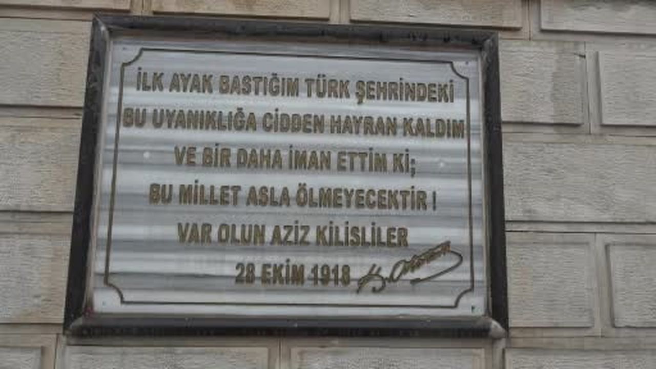 Kilis’te askerleri örnek alan çocuktan yürekleri ısıtan görüntü