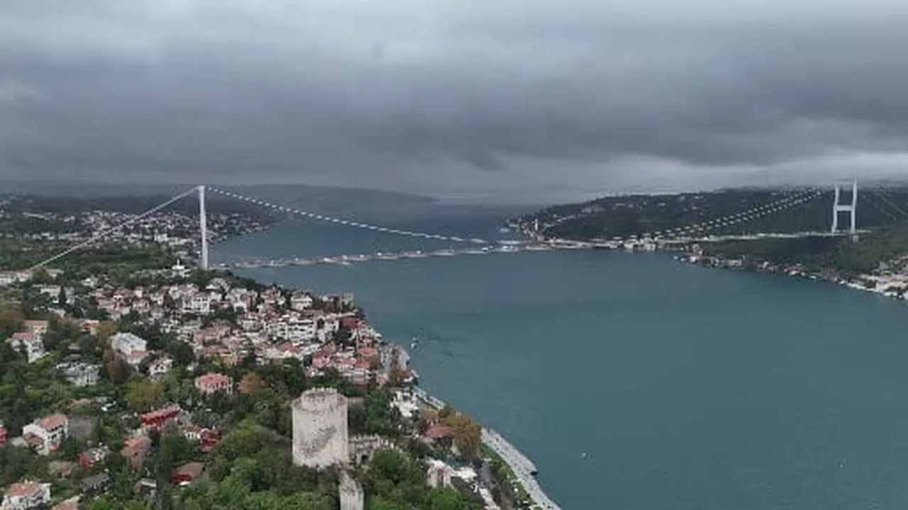 İstanbul’da hava karardı yağmur bulutlarının girişi böyle görüntülendi