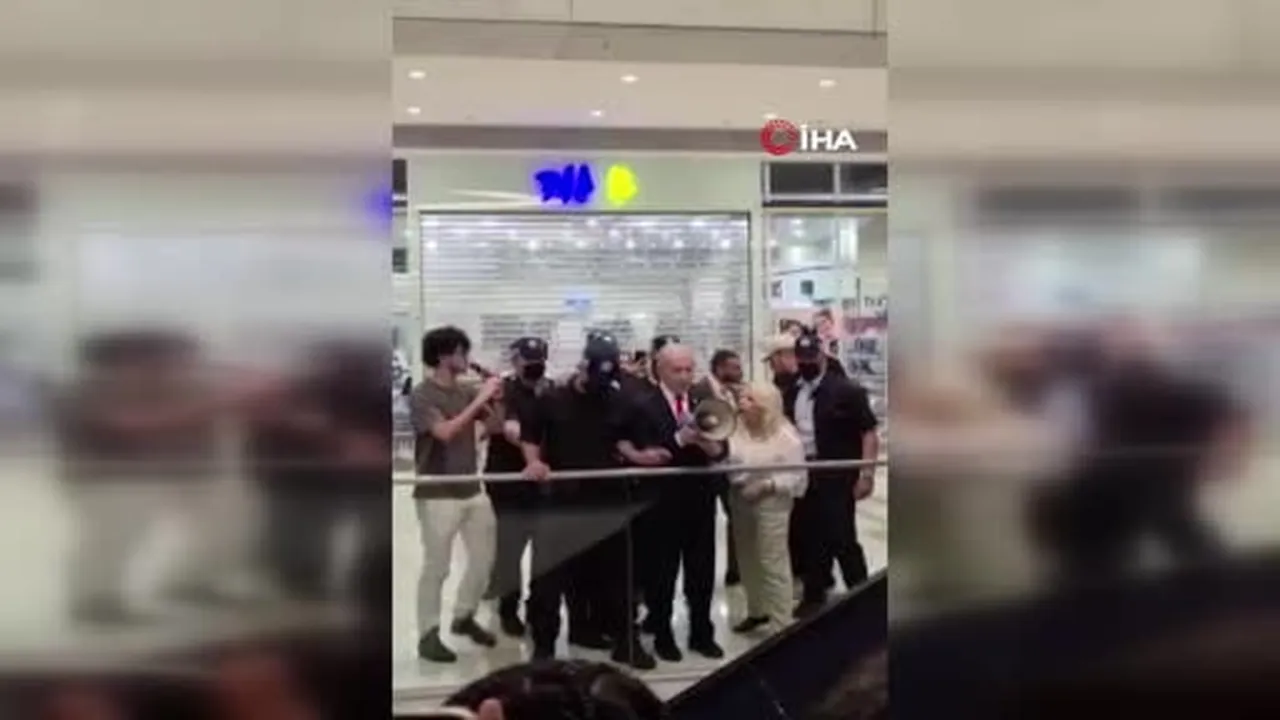 İsrail Başbakanı Binyamin Netanyahu, genel seçimlerde devam eden oy verme işlemi sırasında bir...