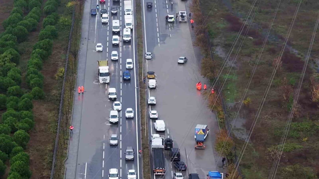 YOLDA BİRİKEN SU NEDENİYLE ARAÇLAR İLERLEYEMEDİ, TRAFİK ADETA DURMA NOKTASINA GELDİ