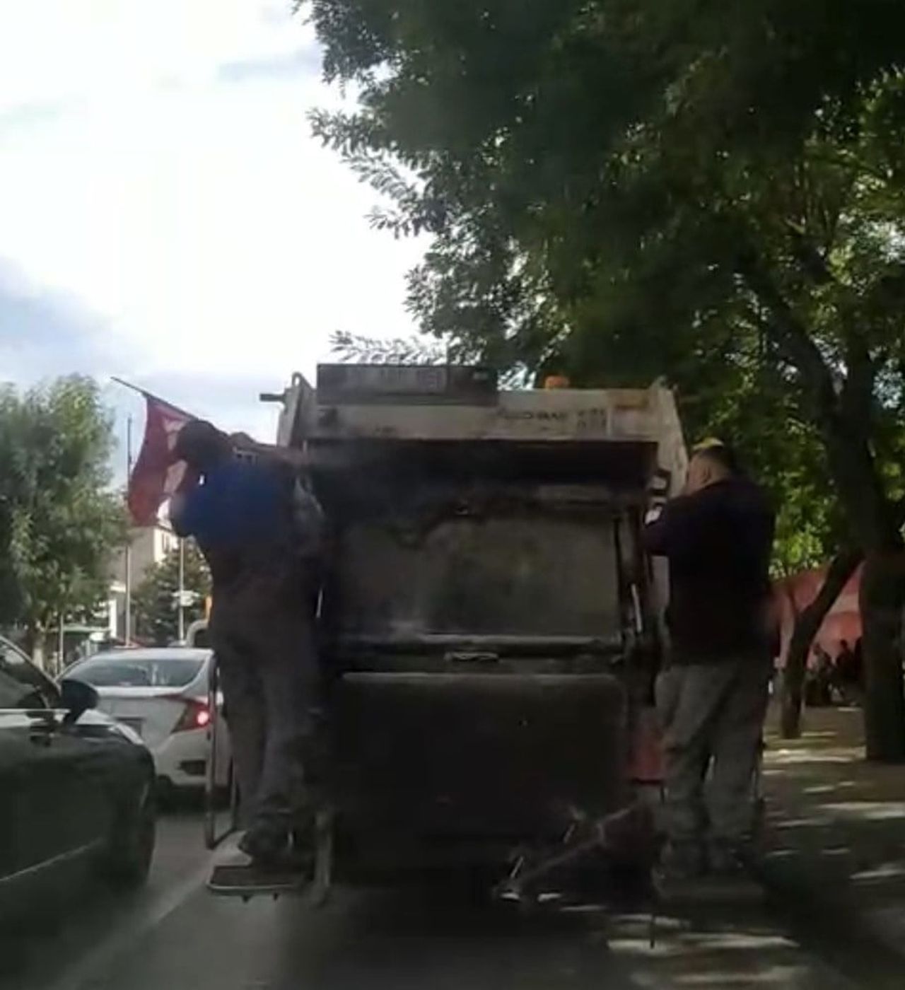 ESKİŞEHİR’DE TEMİZLİK GÖREVLİLERİ, SOKAKTA ÇÖPÜN YANINDA FARK ETTİKLERİ TÜRK BAYRAĞINI...