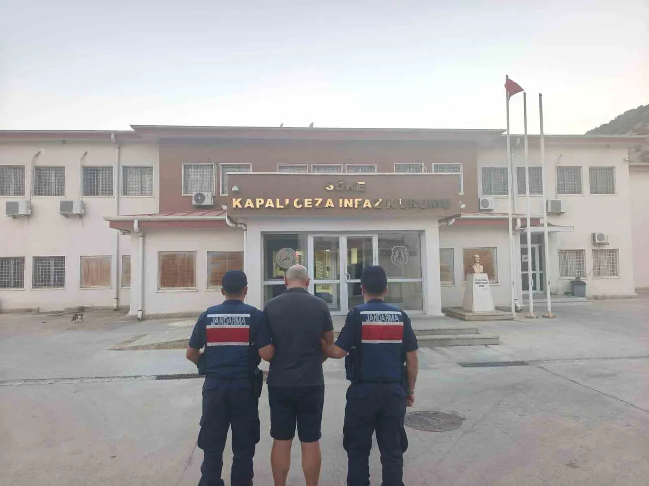 AYDIN'IN KUŞADASI İLÇESİNDE UYUŞTURUCU TİCARETİNE YÖNELİK GERÇEKLEŞTİRİLEN OPERASYON KAPSAMINDA...