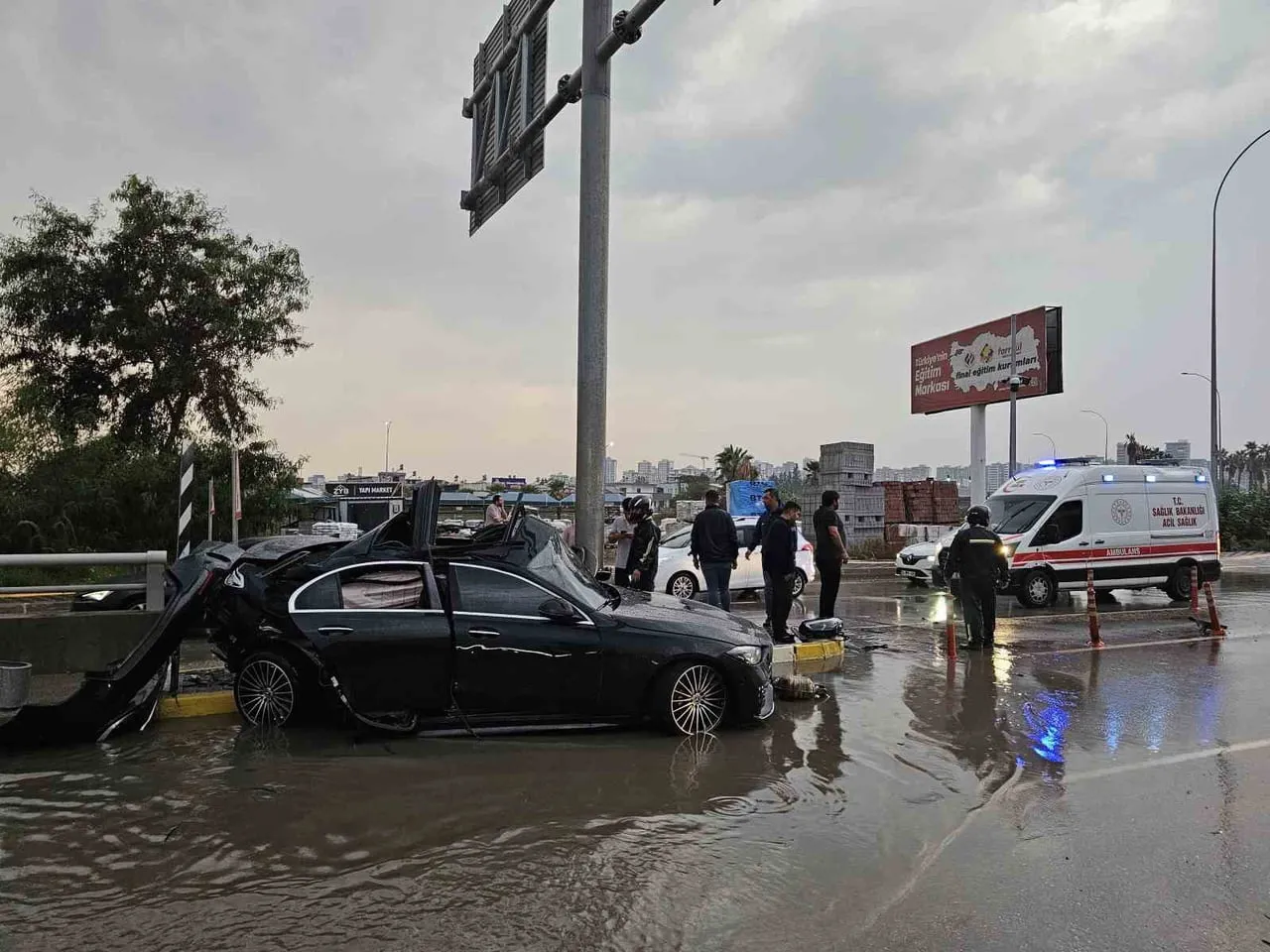 ADANA’DA KONTROLDEN ÇIKAN OTOMOBİL TABELA DİREĞİNE ÇARPARAK DURDU. AĞIR YARALANAN OTOMOBİL...