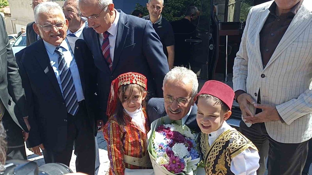 ULAŞTIRMA VE ALTYAPI BAKANI ABDÜLKADİR URALOĞLU, SİVAS'IN GÜRÜN İLÇESİNDE BİR DİZİ ZİYARET VE...