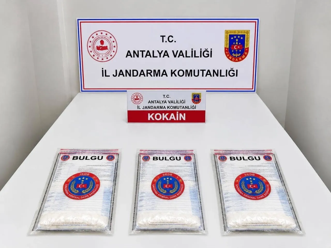 ANTALYA'NIN AKSU İLÇESİNDE BİR ARAÇTA 2 KİLO 750 GRAM KOKAİN İLE HASSAS TERAZİ ELE GEÇİRİLDİ...