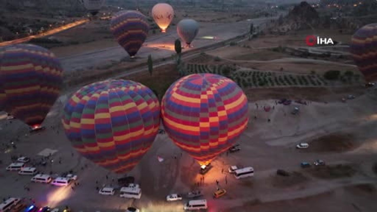 Kapadokya'da rüzgar, balon festivali programını değiştirdi