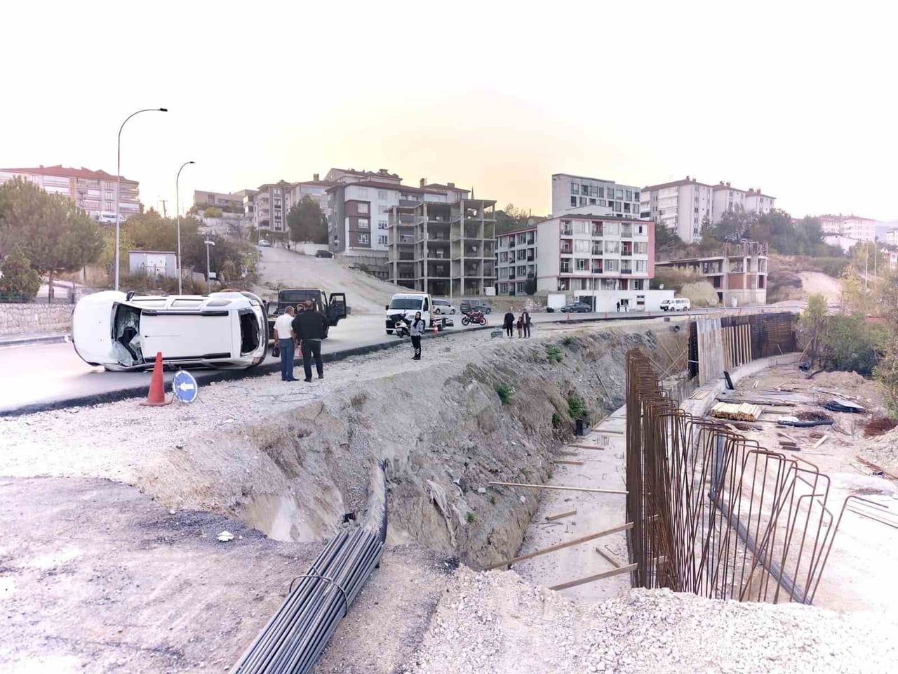 KARABÜK’TE YOL ÇALIŞMASI YAPILAN BÖLÜMÜ FARK EDEMEYEN OTOMOBİL, KONTROLDEN ÇIKARAK YAKLAŞIK 4...