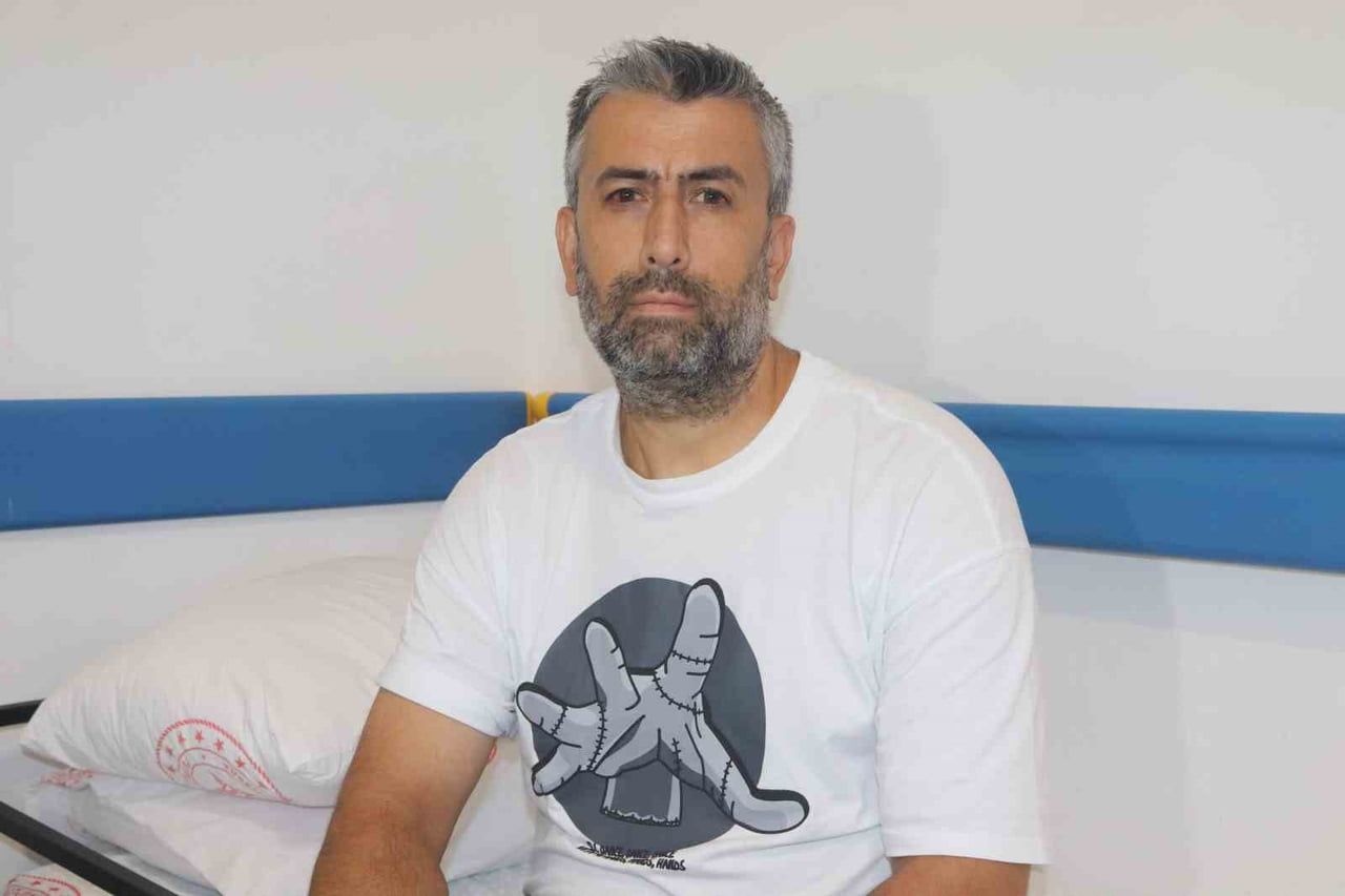 İZMİR’DE BİR HASTANEDE GÖREV YAPAN TEMİZLİK PERSONELİ MEHMET BEDEL, ÇALIŞTIĞI SERVİSTE ANİDEN...