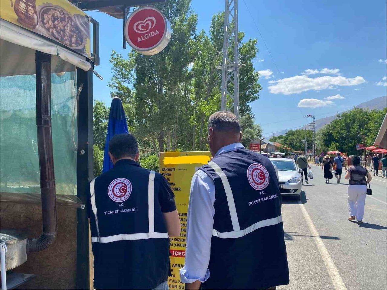 TUNCELİ'DE TURİSTİK BÖLGELERDE 42 İŞLETMEDE 440 ÜRÜN DENETLENDİ. MEVZUATA AYKIRILIK TESPİT EDİLEN...