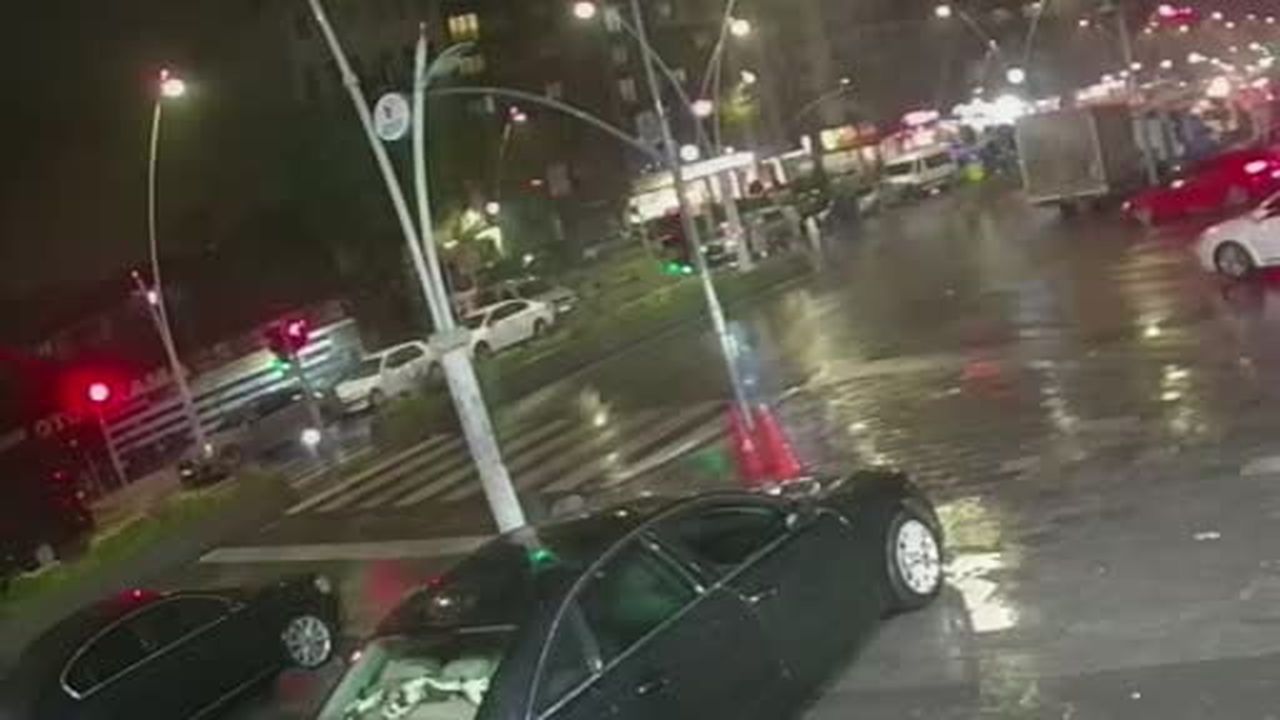 Esenler'de kayganlaşan yolda motosiklet sürücüsü metrelerce sürüklendi... O anlar kamerada