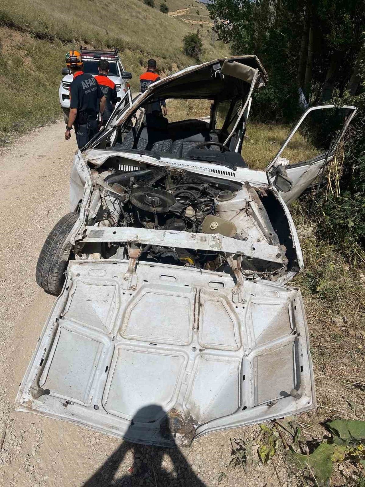 BAYBURT’TA TOFAŞ OTOMOBİL UÇURUMA YUVARLANDI: 1 AĞIR YARALI