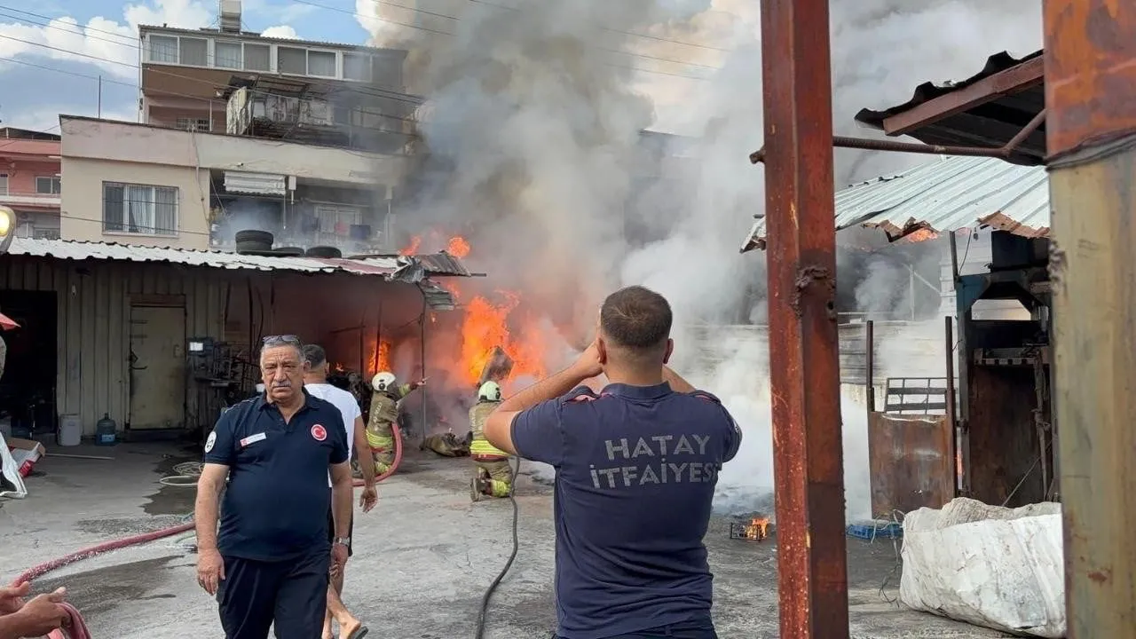 HATAY’DA PLASTİK MALZEMELERİN SATILDIĞI İŞ YERİNDEN YÜKSELEN ALEVLER ÇEVREDE BULUNAN EVLERE...