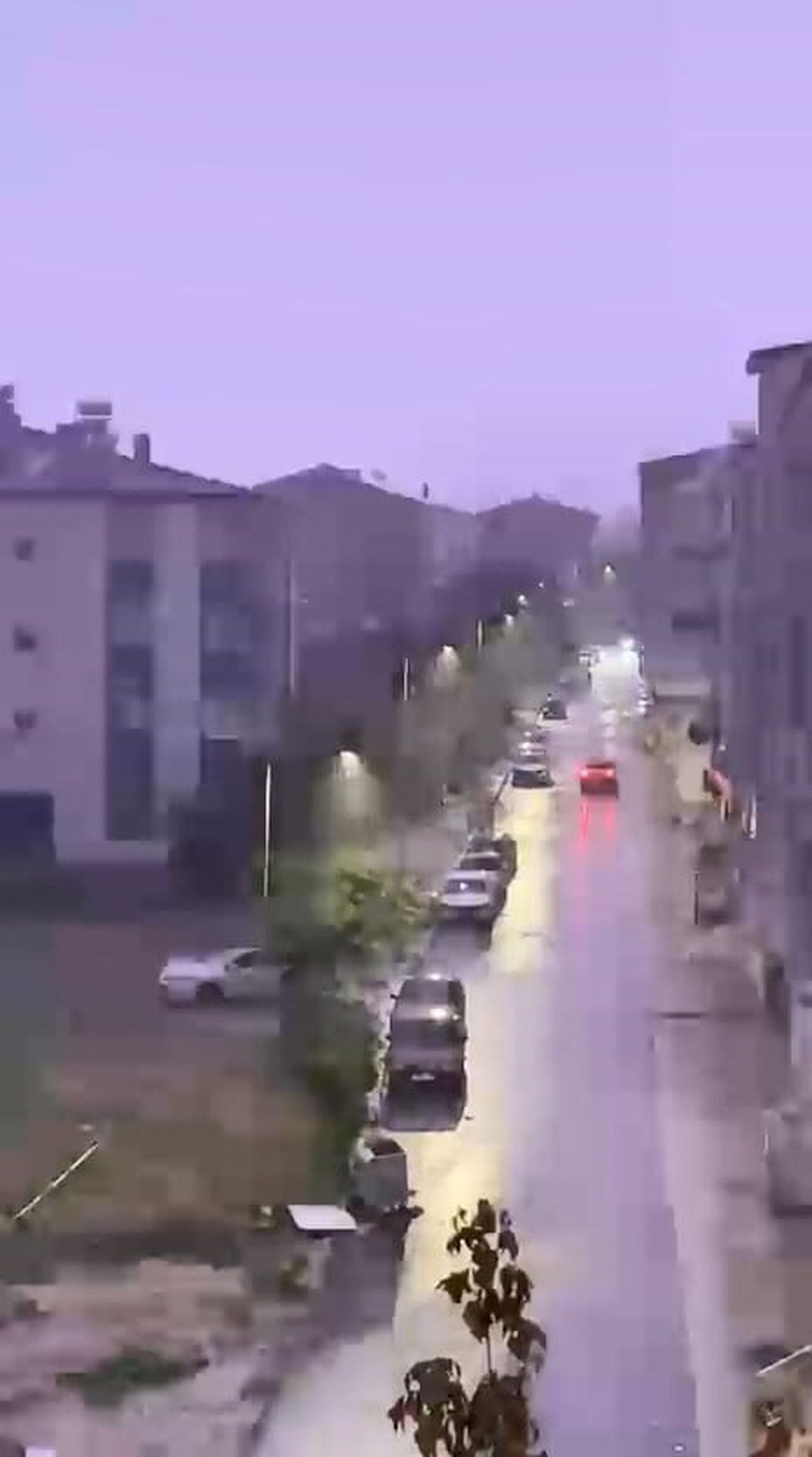 ELAZIĞ’DA AKŞAM SAATLERİNDE SAĞANAK YAĞIŞLA BİRLİKTE ÇAKAN ŞİMŞEKLER GECEYİ GÜNDÜZE...