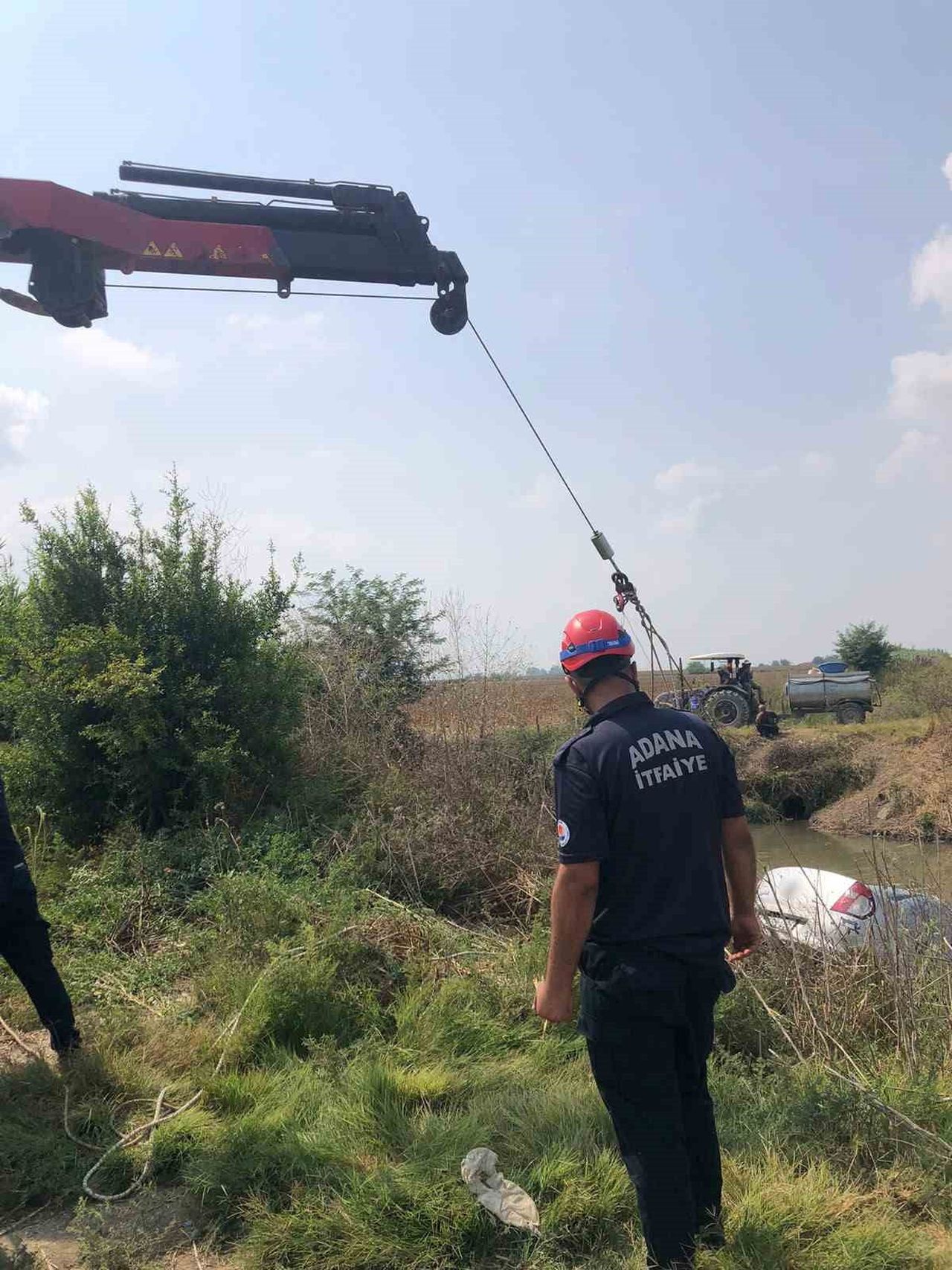 ADANA'NIN CEYHAN İLÇESİNDE KONTROLDEN ÇIKAN OTOMOBİL ŞARAMPOLE YUVARLANARAK YOL KENARINDAKİ DEREYE...