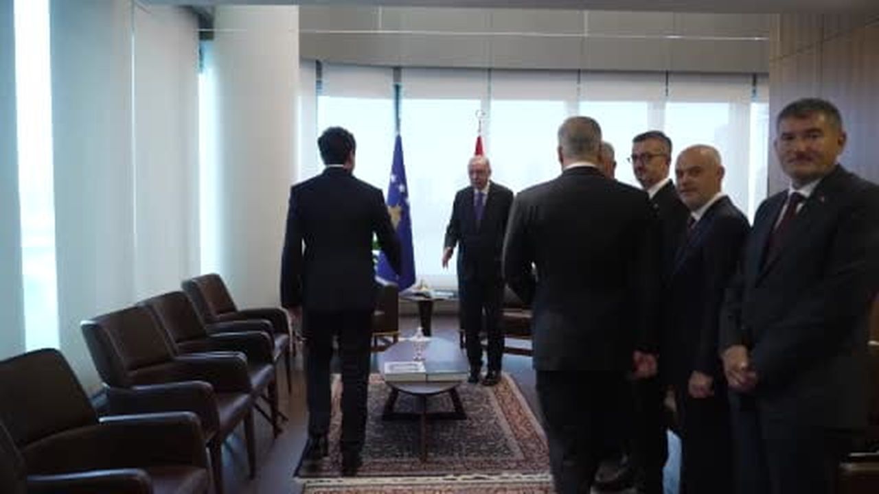 Cumhurbaşkanı Recep Tayyip Erdoğan, Kosova Başbakanı Albin Kurti'yi Türkevi'nde kabul etti.