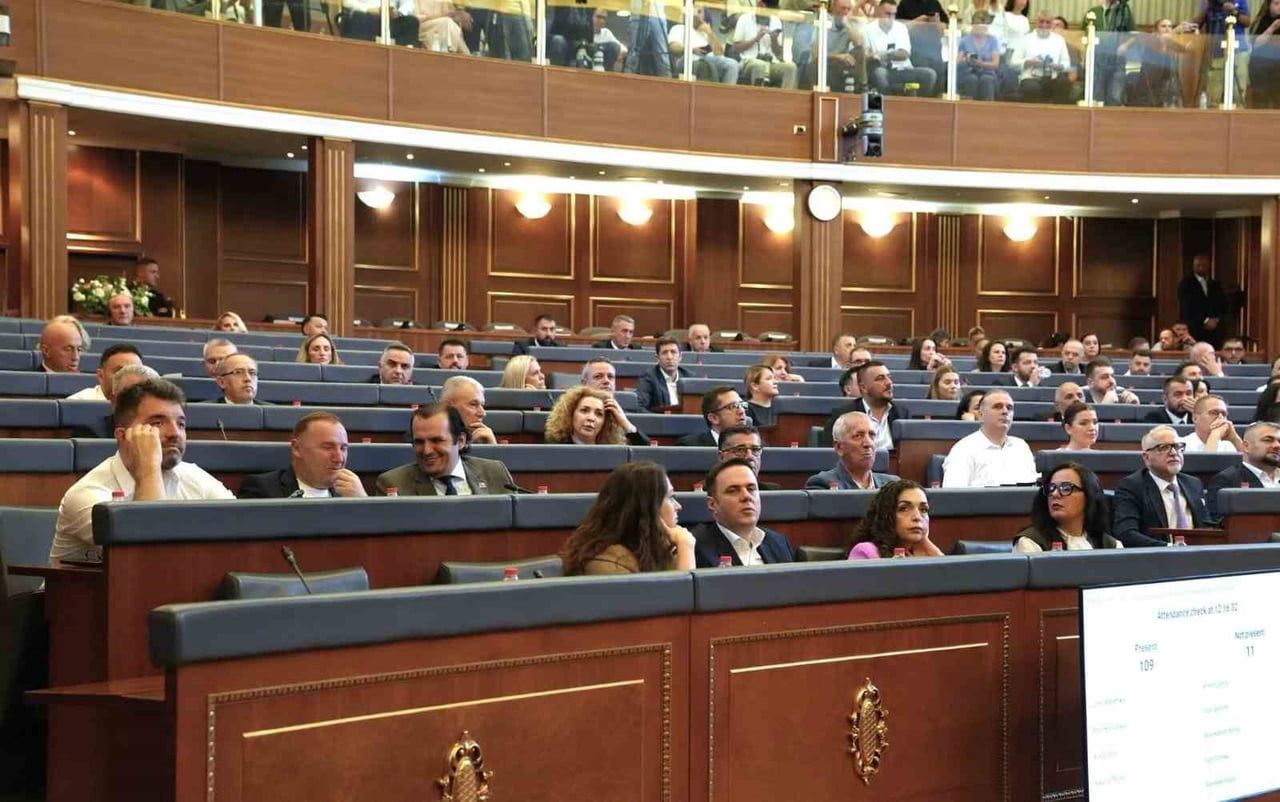 KOSOVA MECLİSİ&amp;#039;NİN 11. YASAMA DÖNEMİ&amp;#039;NİN KURUCU OTURUMUNDA YAPILAN OYLAMADA ALBULENA HAXHİU, 62...