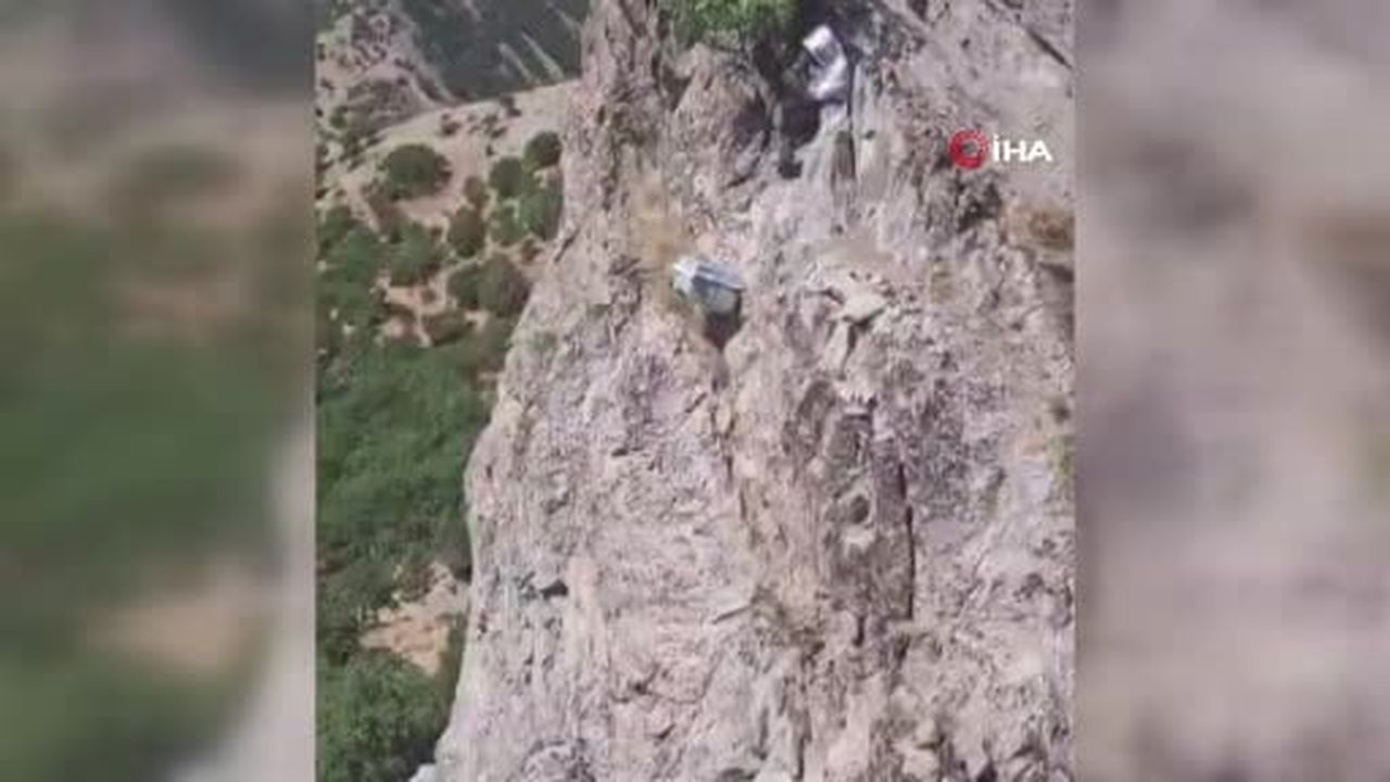 Doğal bal için kayalıklardan sarkıtılan kovanda sağım zamanı