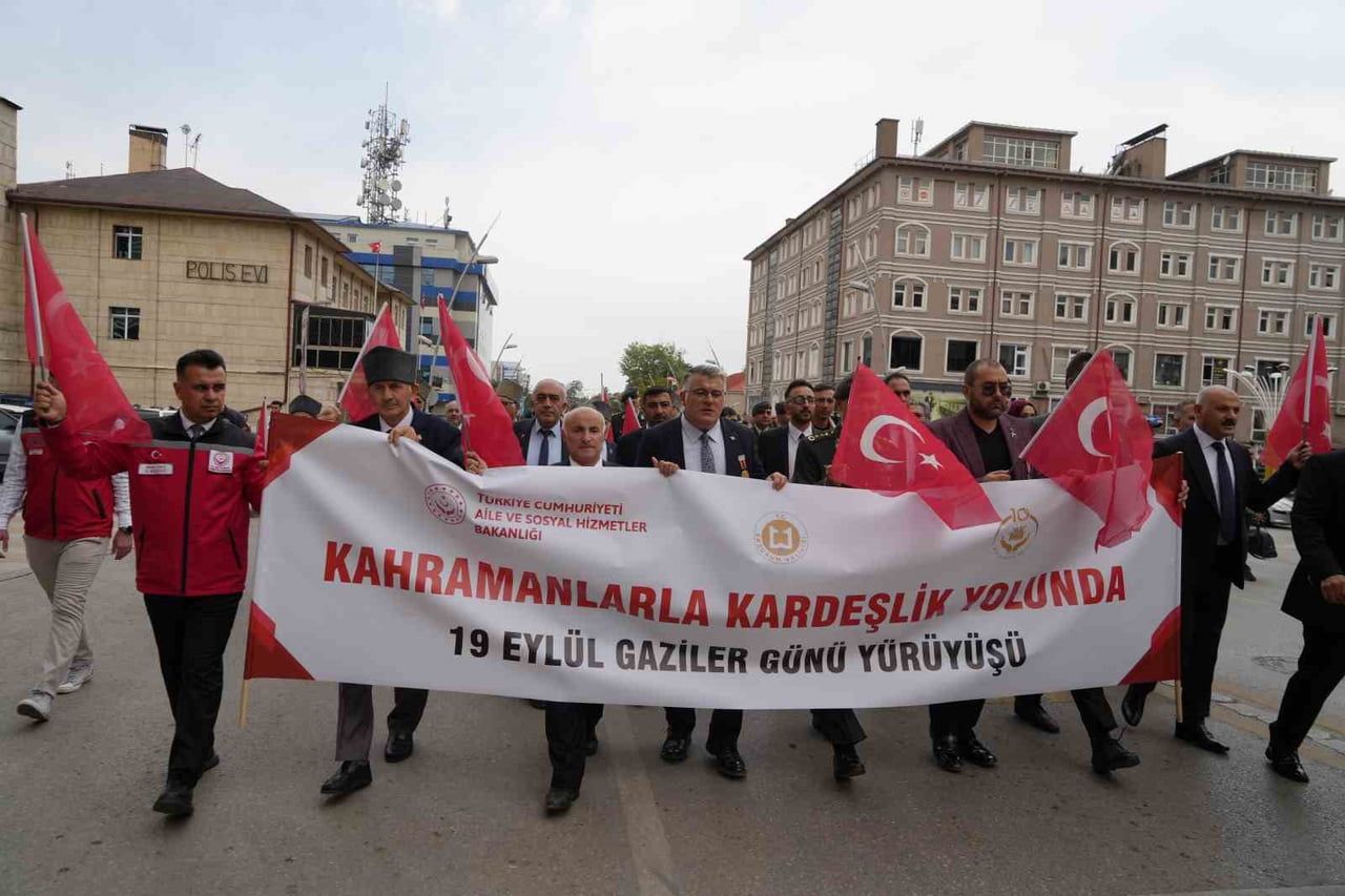 ERZURUM'DA GAZİLER HAFTASI MÜNASEBETİYLE HAVUZBAŞI KENT MEYDANI'NDAN YAKUTİYE KENT MEYDANI'NA...