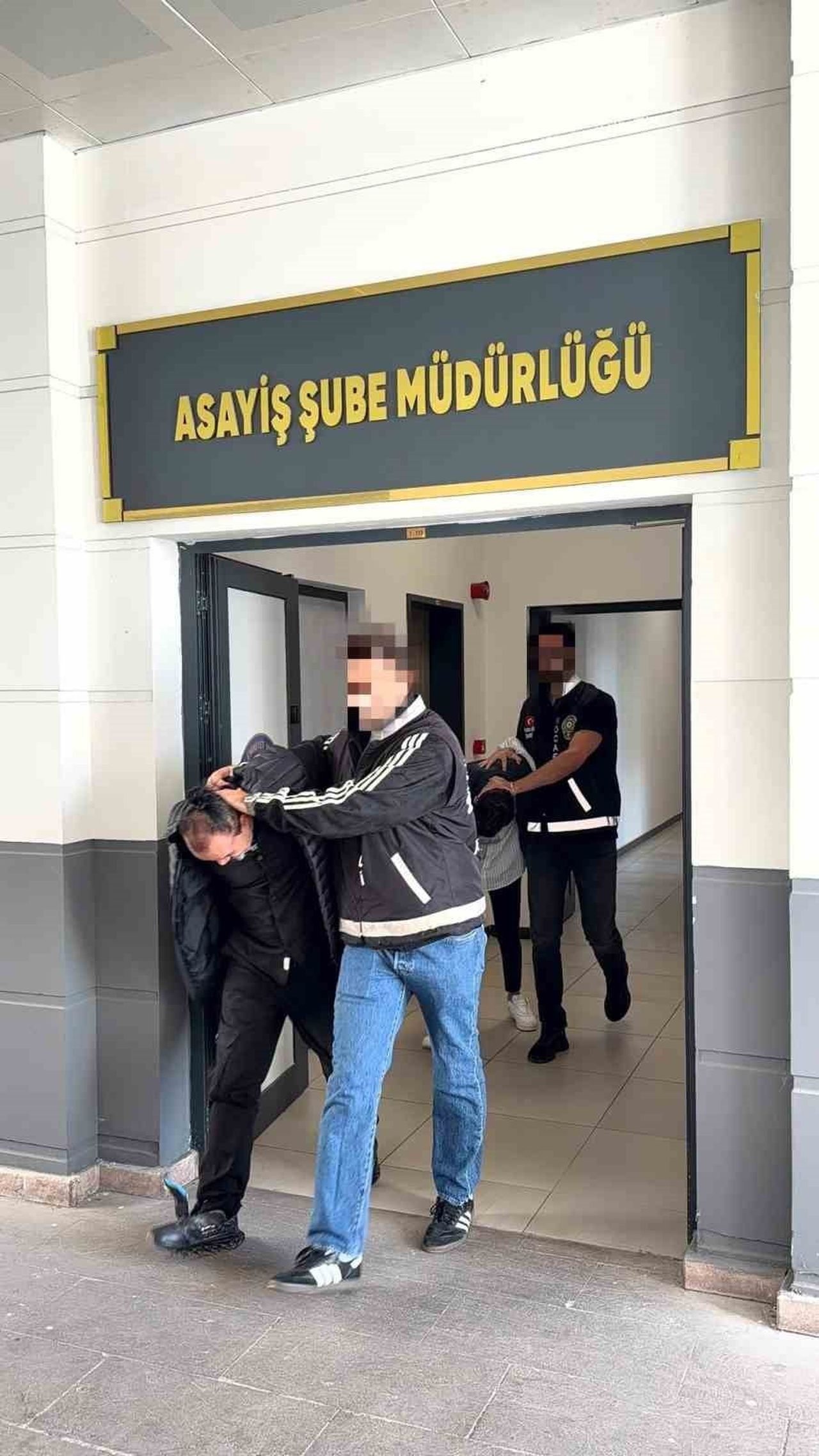 KOCAELİ’DE İŞ GÖRÜŞMESİ BAHANESİYLE MAĞDURLARI ÇAĞIRARAK BANKA HESABI AÇTIRAN VE BU HESAPLARDAN...