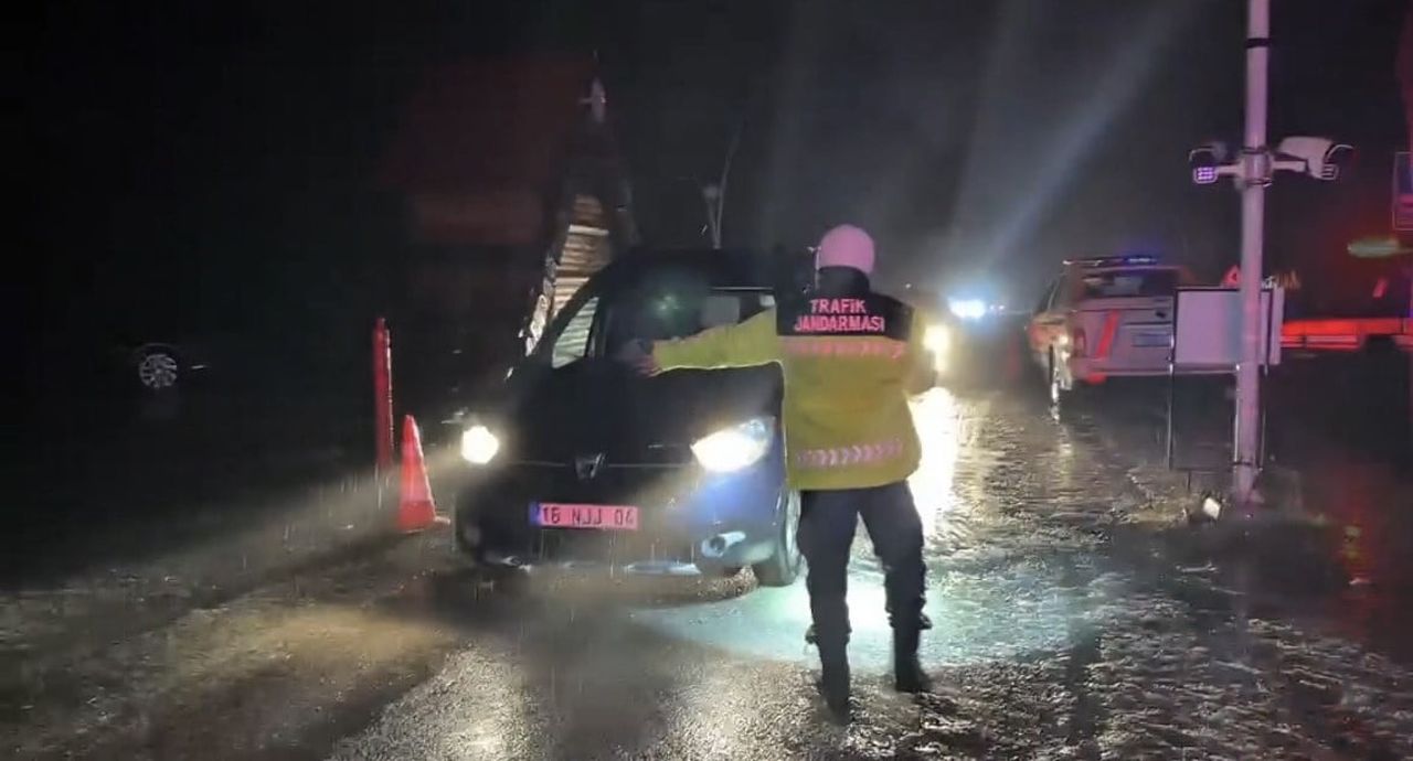 ULUDAĞ’DA KAR KALINLIĞI 20 SANTİMETREYE ULAŞTI, JANDARMA DENETİME GEÇTİ